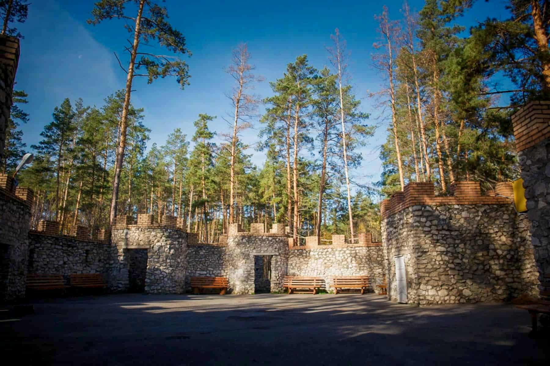 Площадка под открытым небом исполненная в стиле средневековой крепости, для проведения массовых мероприятий. БО "Надежда" г. Алматы