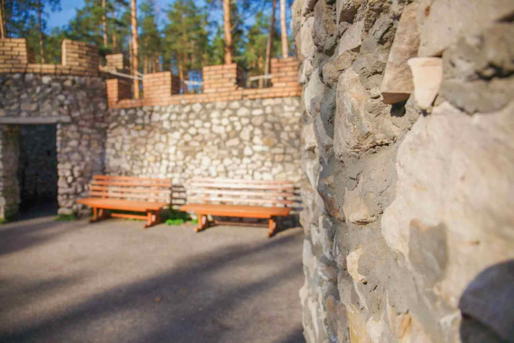 Площадка под открытым небом исполненная в стиле средневековой крепости, для проведения массовых мероприятий. БО "Надежда" г. Алматы