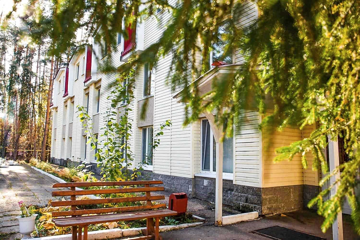 Площадка под открытым небом исполненная в стиле средневековой крепости, для проведения массовых мероприятий. БО "Надежда" г. Алматы