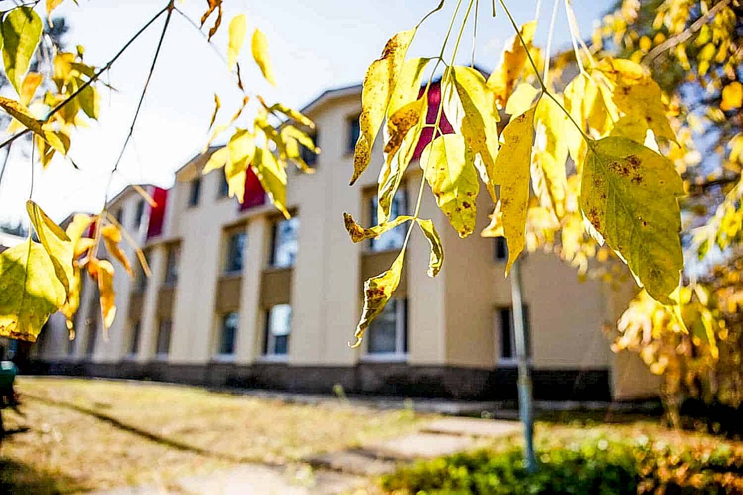 Площадка под открытым небом исполненная в стиле средневековой крепости, для проведения массовых мероприятий. БО "Надежда" г. Алматы