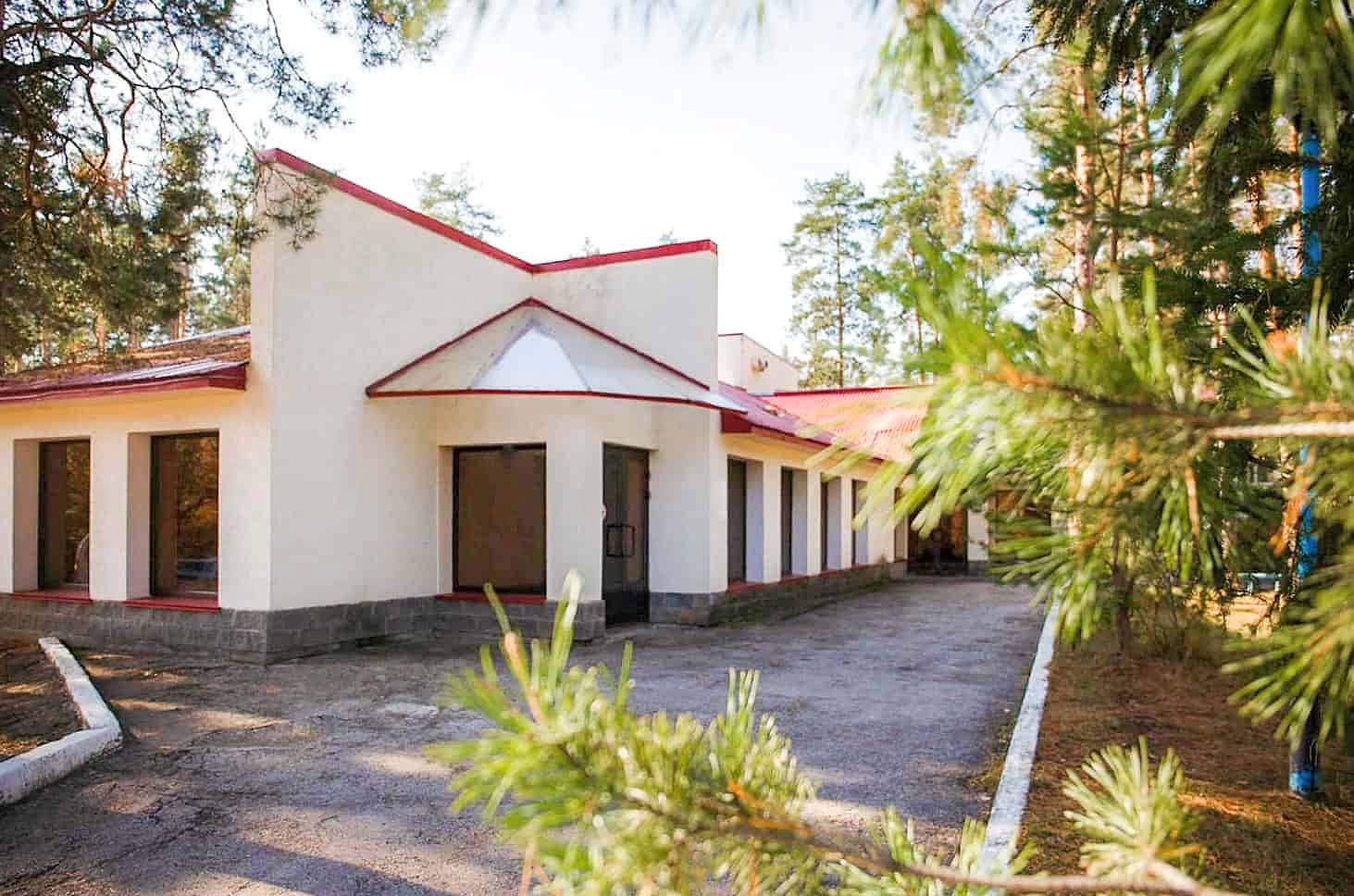 Площадка под открытым небом исполненная в стиле средневековой крепости, для проведения массовых мероприятий. БО "Надежда" г. Алматы