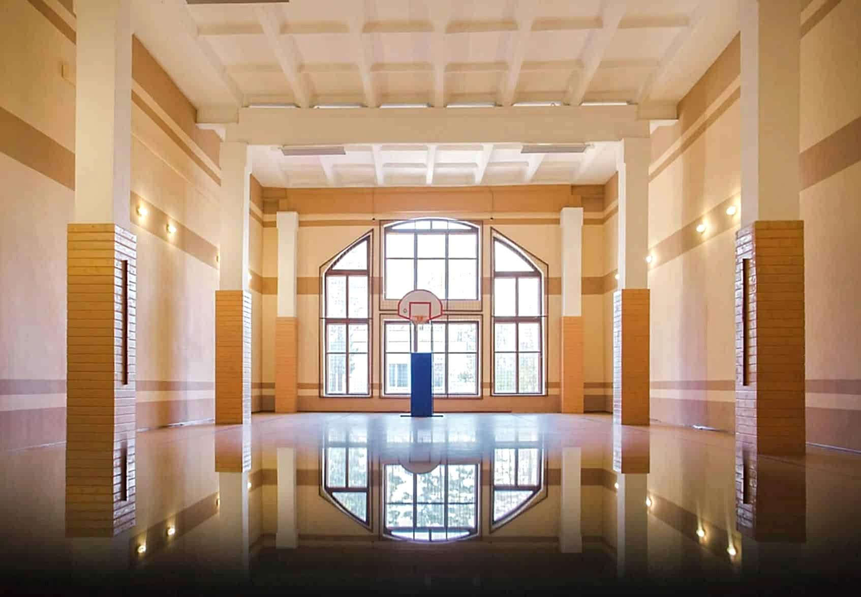 Площадка под открытым небом исполненная в стиле средневековой крепости, для проведения массовых мероприятий. БО "Надежда" г. Алматы